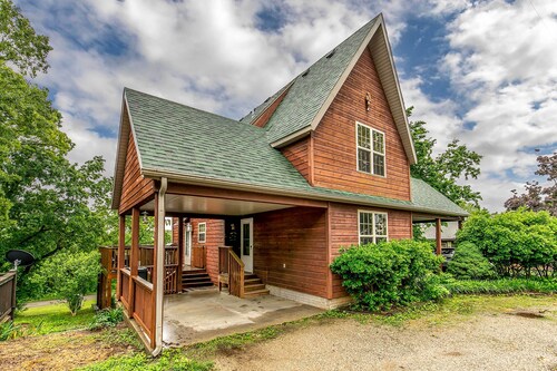 Walk to Lake: Lampe Cabin w/ Fireplace & Deck!