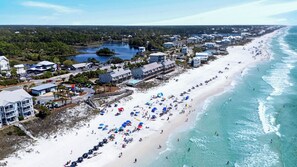 Une station balnéaire dotée de propriétés situées en bord de mer, d’une promenade et d’une plage de sable.
