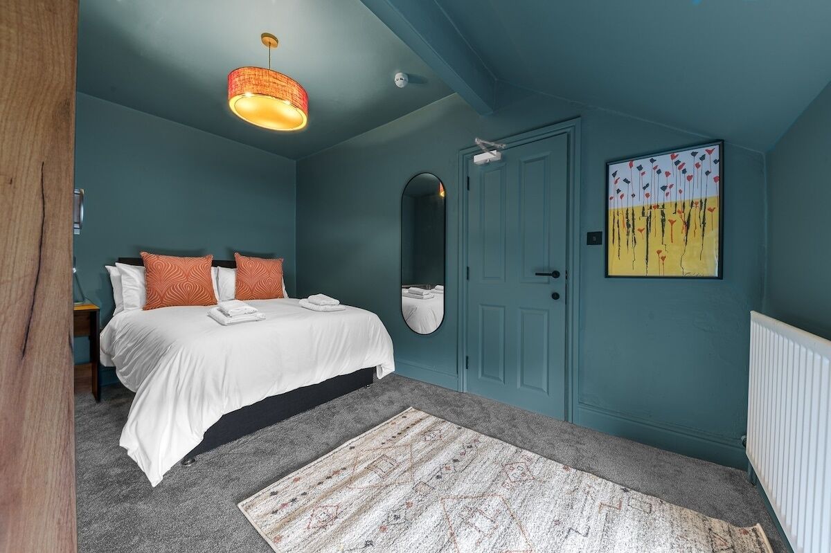 4 bedrooms, iron/ironing board, Internet, bed sheets