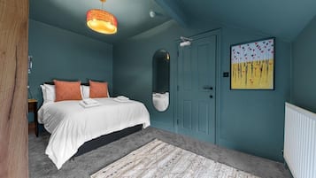 4 bedrooms, iron/ironing board, internet, bed sheets