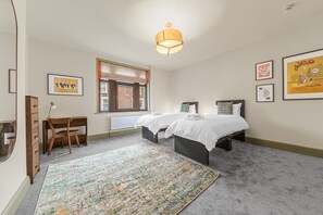 4 bedrooms, iron/ironing board, Internet, bed sheets