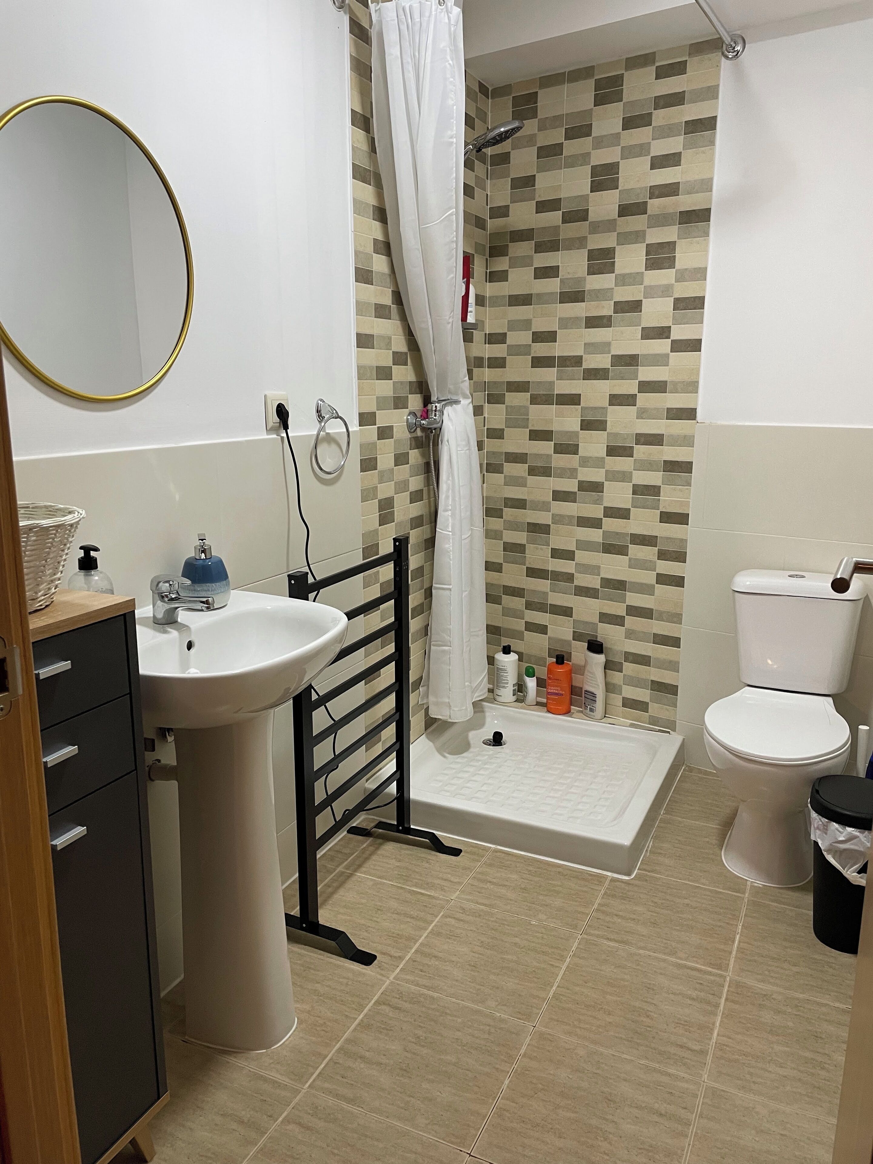 Een douche, een haardroger, handdoeken, zeep