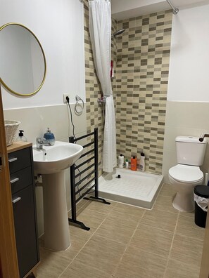 Een douche, een haardroger, handdoeken, zeep