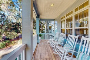 Property grounds - Spacious townhouse- close to beach, with shared pool. (Hilton Head)