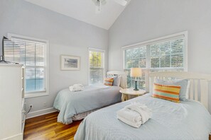 4 bedrooms, WiFi, bed sheets - Spacious townhouse- close to beach, with shared pool. (Hilton Head)