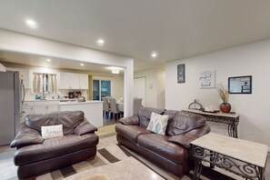 TV - Charming Dog-friendly Home w/ Enclosed Yard, Outdoor Hot Tub, Gas Grill, & W/D (Port Orchard)
