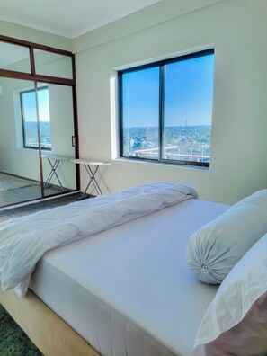 2 slaapkamers, een strijkplank/strijkijzer, gratis wifi, beddengoed