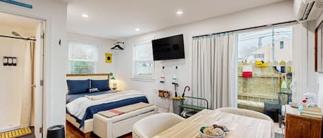 Iron/ironing board, Internet, bed sheets