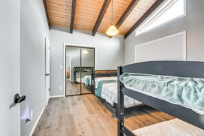 2 Schlafzimmer, Schreibtisch, Bügeleisen/Bügelbrett, Internetzugang