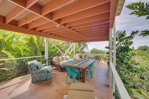 8 Mi to Magic Sands Beach: Tranquil Home w/ Lanai!