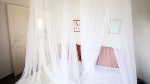 4 slaapkamers, een strijkplank/strijkijzer, reisbedje, gratis wifi