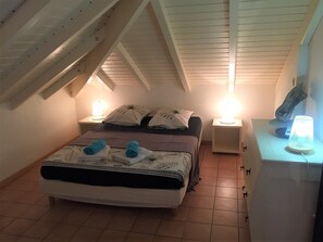 1 habitación, tabla de planchar con plancha y cuna de viaje 