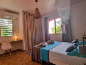 2 Schlafzimmer, Schreibtisch, Bügeleisen/Bügelbrett, Reisekinderbett