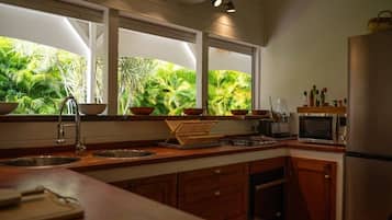 Kühlschrank, Mikrowelle, Ofen, Herdplatte