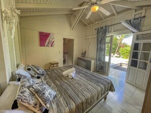 2 quartos, ferros/tábuas de passar roupa, berço de viagem