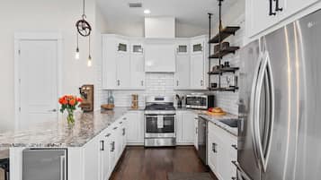 House (6 Bedrooms) | Interior