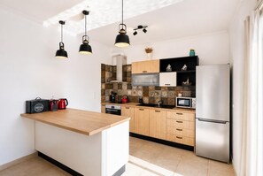 Kühlschrank, Mikrowelle, Ofen, Geschirrspüler
