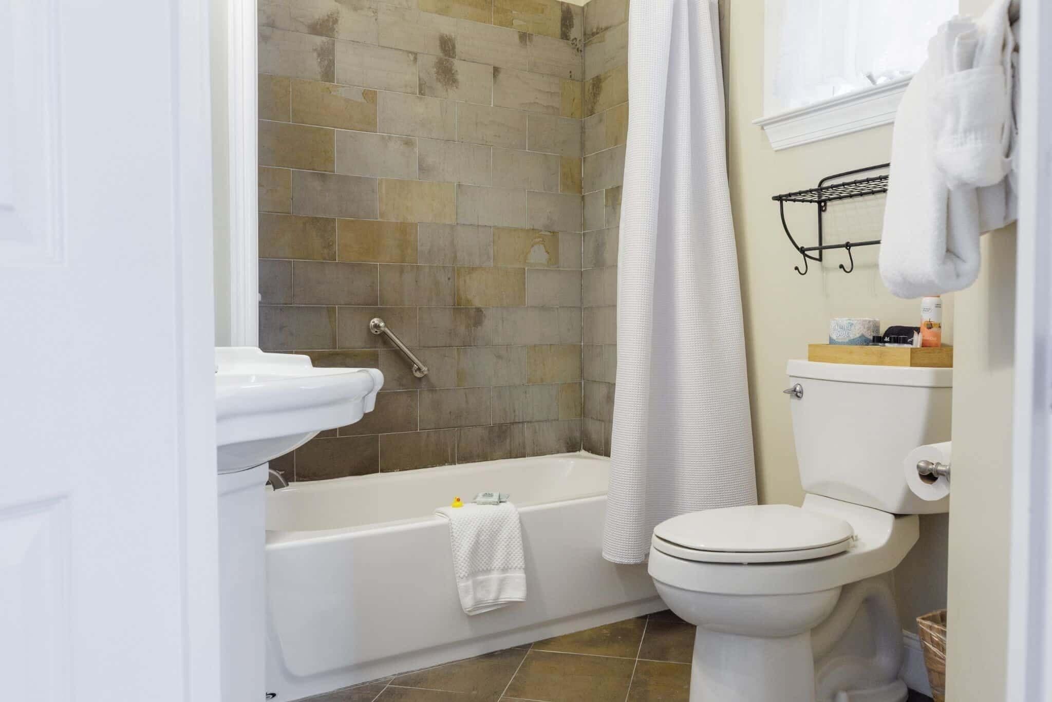 Une salle de bain avec une baignoire, des toilettes et un lavabo.