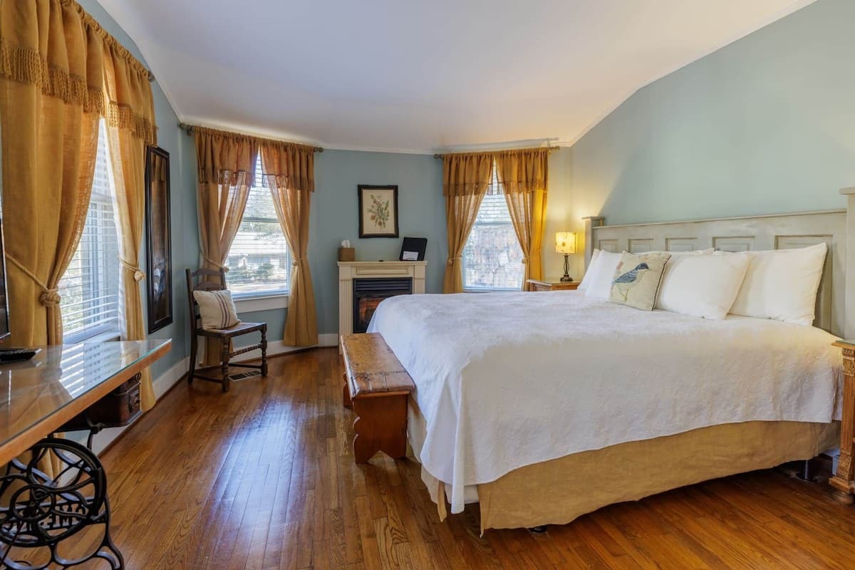 Deluxe Room, 1 King Bed, Non Smoking, Private Bathroom | Free WiFi
