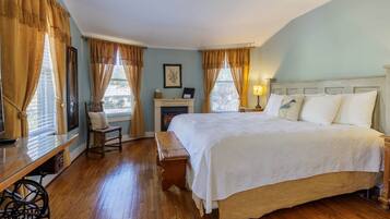 Deluxe Room, 1 King Bed, Non Smoking, Private Bathroom | Free WiFi