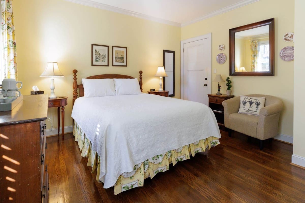 Classic Room, 1 Queen Bed, Non Smoking, Private Bathroom | Free WiFi