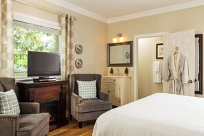 Classic Room, 1 Queen Bed, Non Smoking, Private Bathroom | Free WiFi, bed sheets - Chanticleer Inn Bed & Breakfast (Lookout Mountain)