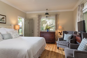 Classic Room, 1 King Bed, Non Smoking, Private Bathroom | Free WiFi, bed sheets - Chanticleer Inn Bed & Breakfast (Lookout Mountain)