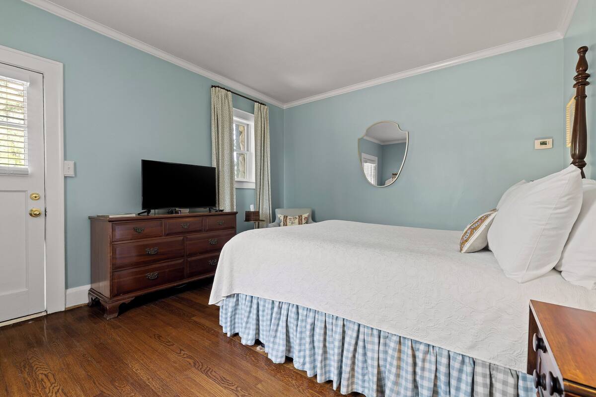 Classic Room, 1 Queen Bed, Non Smoking, Private Bathroom