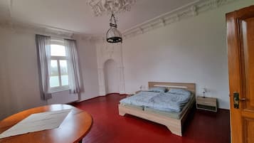 5 bedrooms, desk, WiFi, bed sheets