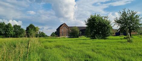 المنشأة من الخارج