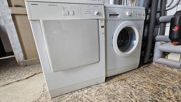Eine weiße Siemens SWATHERM C6 Waschmaschine mit Bedienfeld, einer Fronttür und einem Wasserzulaufschlauch.