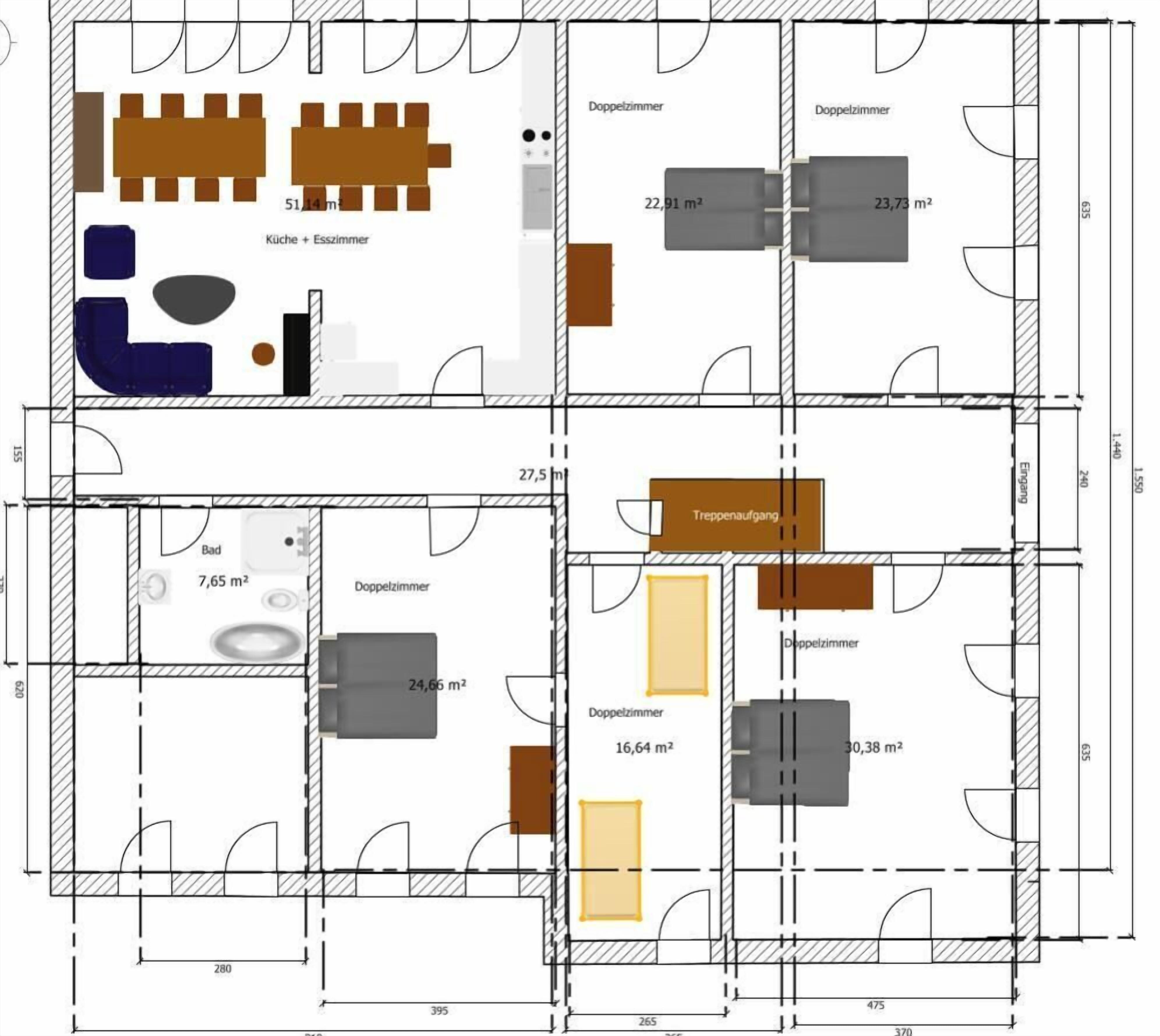Un plano de planta que muestra varias habitaciones, incluyendo una cocina, comedor y varios dormitorios.