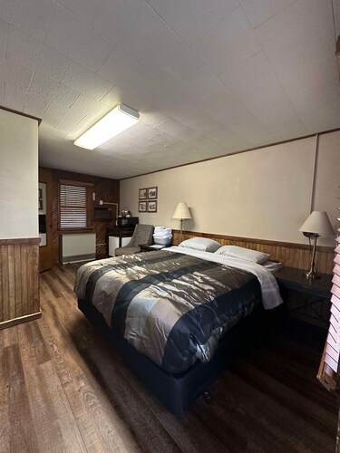 Woodlands Motel Retreat next to the Mississippi River