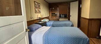 Woodlands Motel Retreat next to the Mississippi River