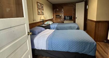 Woodlands Motel Retreat next to the Mississippi River