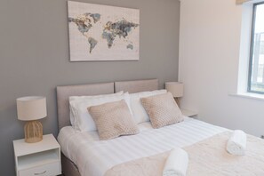 2 bedrooms, desk, iron/ironing board, travel cot - Albion Royale - 2 minute walk from the city centre! w/games!  (Wolverhampton)