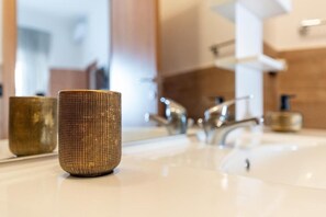 Shower, bidet - Tombola - Ochre Room (Napoli)