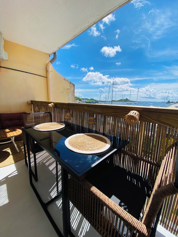 Outdoor dining - Studio Cocoon, sea and marina view. (Marigot)