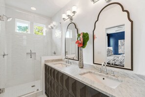 House (3 Bedrooms) | Bathroom | Shower, free toiletries, towels, soap - 30A Stars & Stripes by Avantstay Seagroge Pool & Tennis (Santa Rosa Beach)