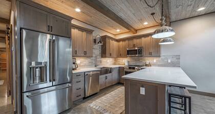 Newly Built Condo-Near All Things Glacier- 2 bd/2ba -Private Hot Tub, A/C - #1-3