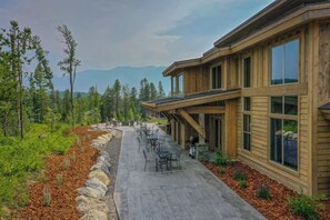 Outdoor dining - Glacier Luxury Stay • Priv Hot Tub Condo• 2BR/2BA (Columbia Falls)