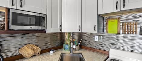 Coffee/tea maker, microwave, oven, stovetop