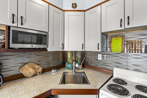 Coffee/tea maker, microwave, oven, stovetop