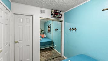 1 bedroom, desk, travel cot, free WiFi