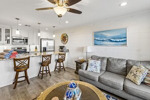 Smart TV, offices - Oceanview~Two Balconies~Heated Pool~Walk to beach (Galveston)