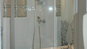 Douche, sĂšche-cheveux, serviettes fournies, savon
