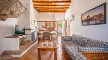 Een televisie, een open haard en een dvd-speler