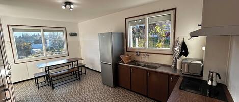 Kühlschrank, Mikrowelle, Ofen, Herdplatte