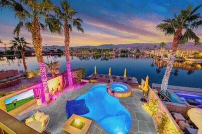 Water Front Luxury, Steam Room+Pool+Spa+BBQ, million dollar views, IG worthy❤️
