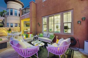 Outdoor dining - Water Front Luxury, Steam Room+Pool+Spa+BBQ, million dollar views, IG worthy❤️ (Indio)